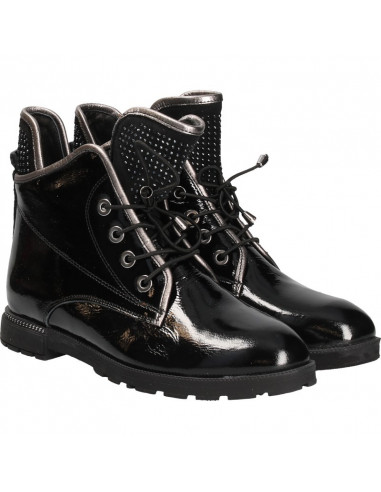 Ghete negre, piele lacuita, stil urban