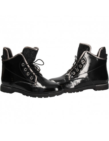Ghete negre, piele lacuita, stil urban