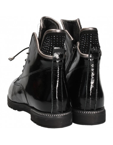 Ghete negre, piele lacuita, stil urban