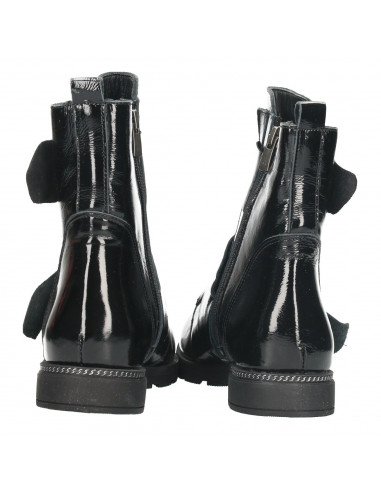 Ghete negre, trendy, piele naturala lacuita