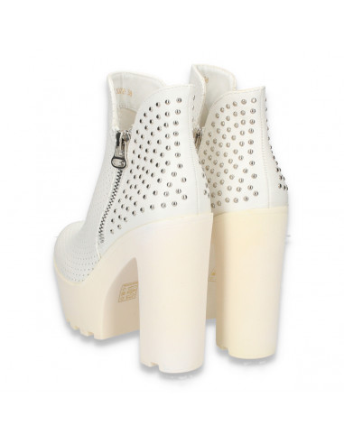 Ghete fashion, cu perforatii si aplicatii metalice, pentru femei